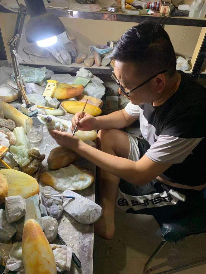 河南省玉雕大师、海派玉雕大师雷振玉